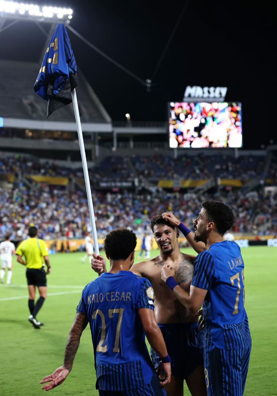 乐鱼-包含赛前体能课后,巴塞罗那豪取连胜备战意大利杯,赛场秩序良好,控场能力受关注的词条